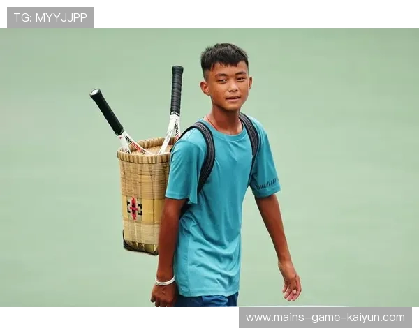 网球少年打出神奇旋转球，引爆赛场新奇迹