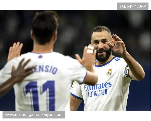 维尼修斯背身一磕完成绝妙配合